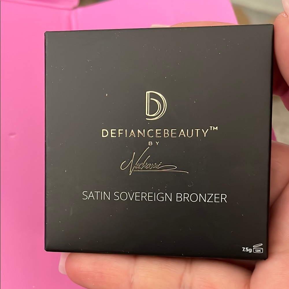 Black Satin Bronzer Compact